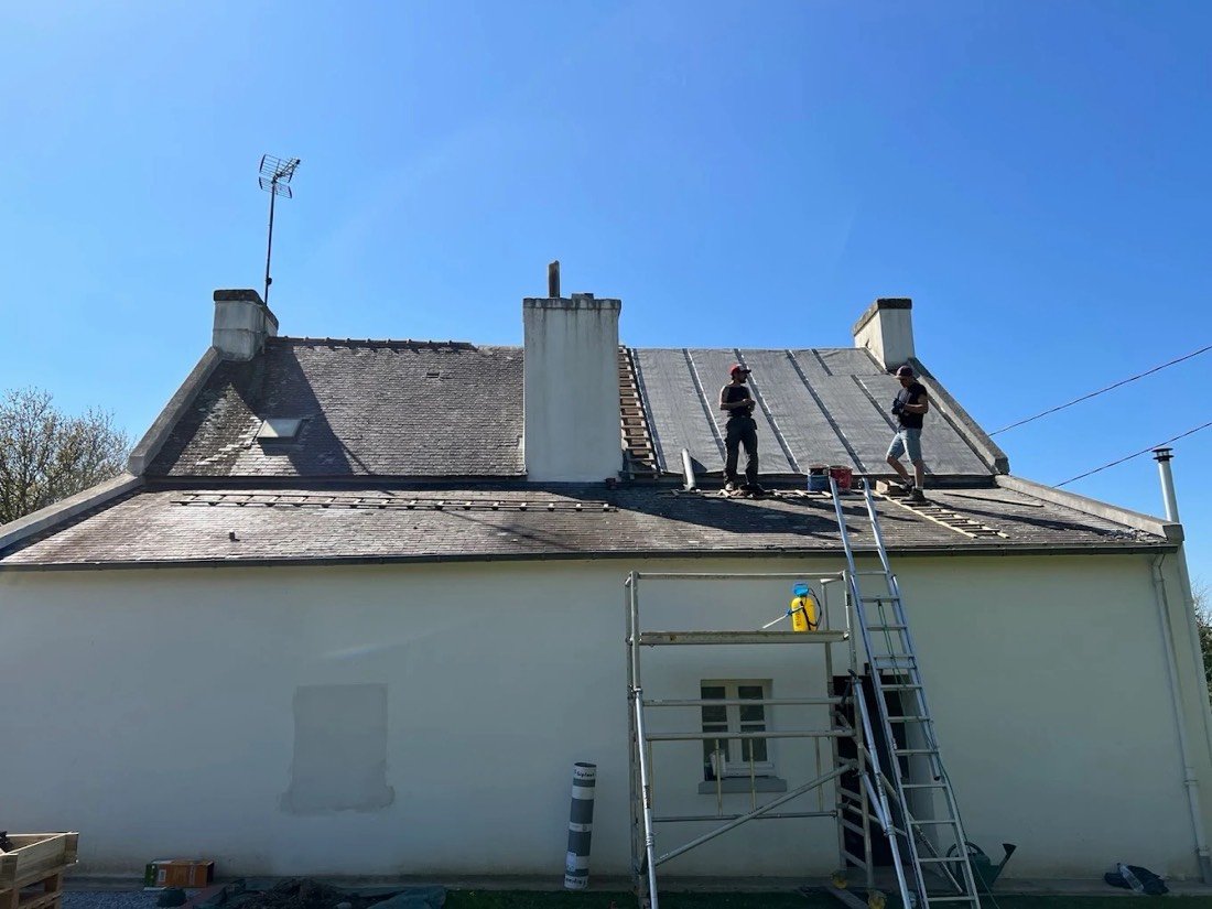Couvreurs de JDM Couverture sur une toiture avec plusieurs cheminées