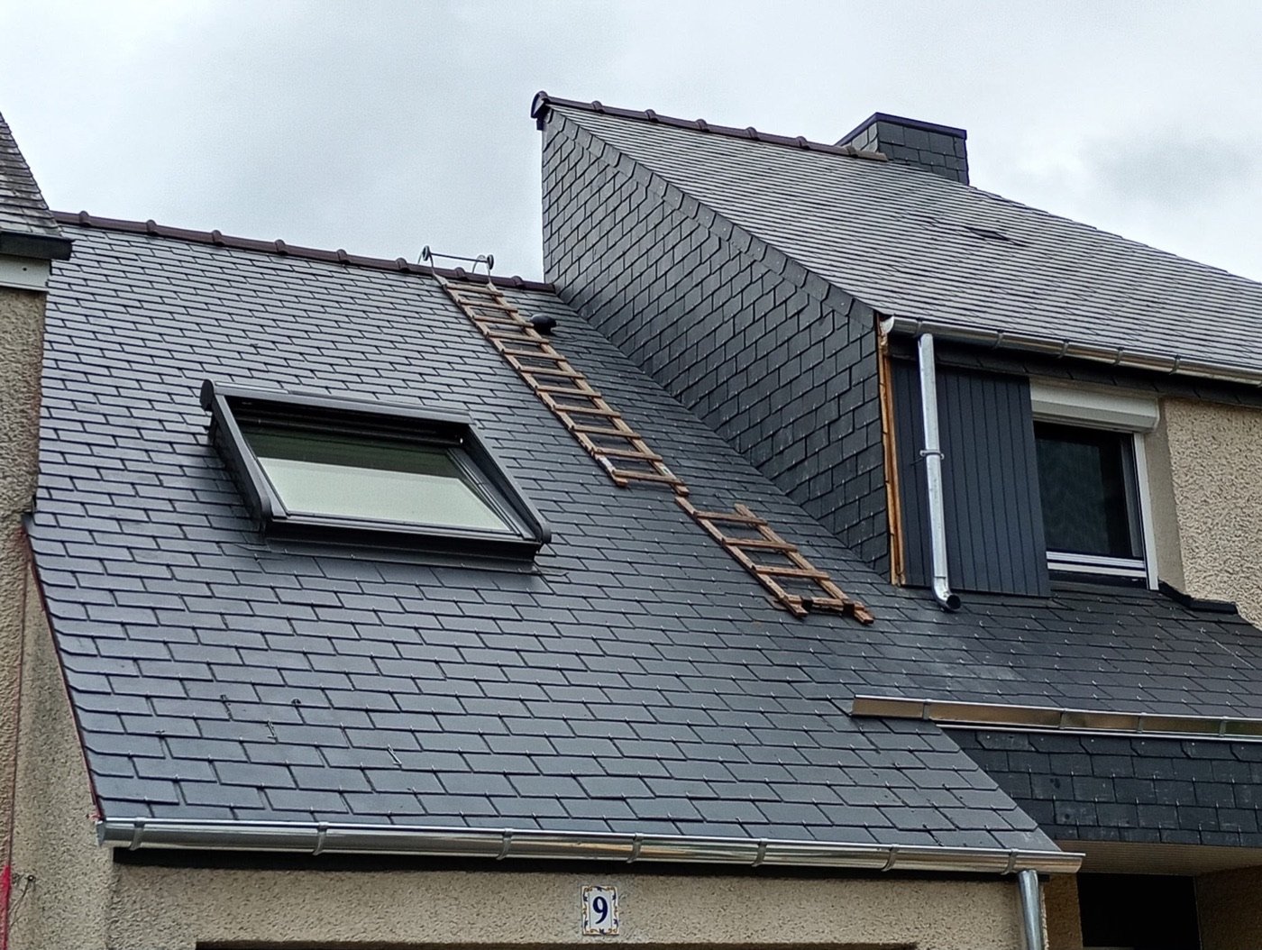 Couverture en ardoise refaite avec fenêtre de toit à Quimper