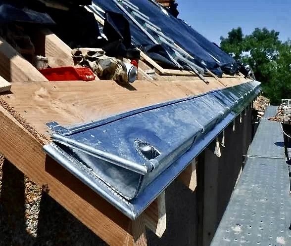 Bande de zinc posée en bas de toiture pendant le chantier