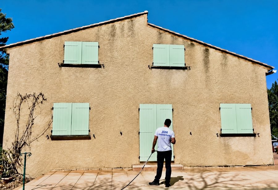 Façade en cours de nettoyage, avant