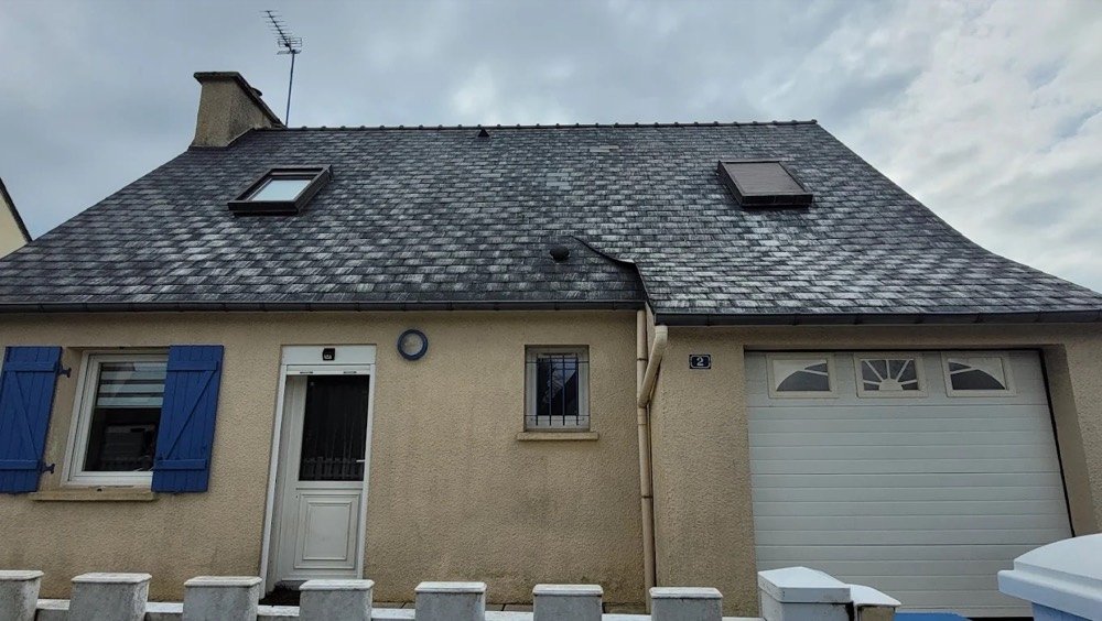 Toiture en ardoise nettoyée, avant