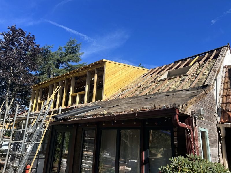 Toiture découverte jusqu'aux liteaux pendant une rénovation