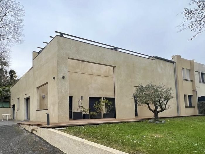 Façade d'une maison à toit plat après nettoyage