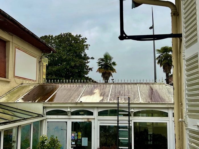 Toiture de véranda avant nettoyage