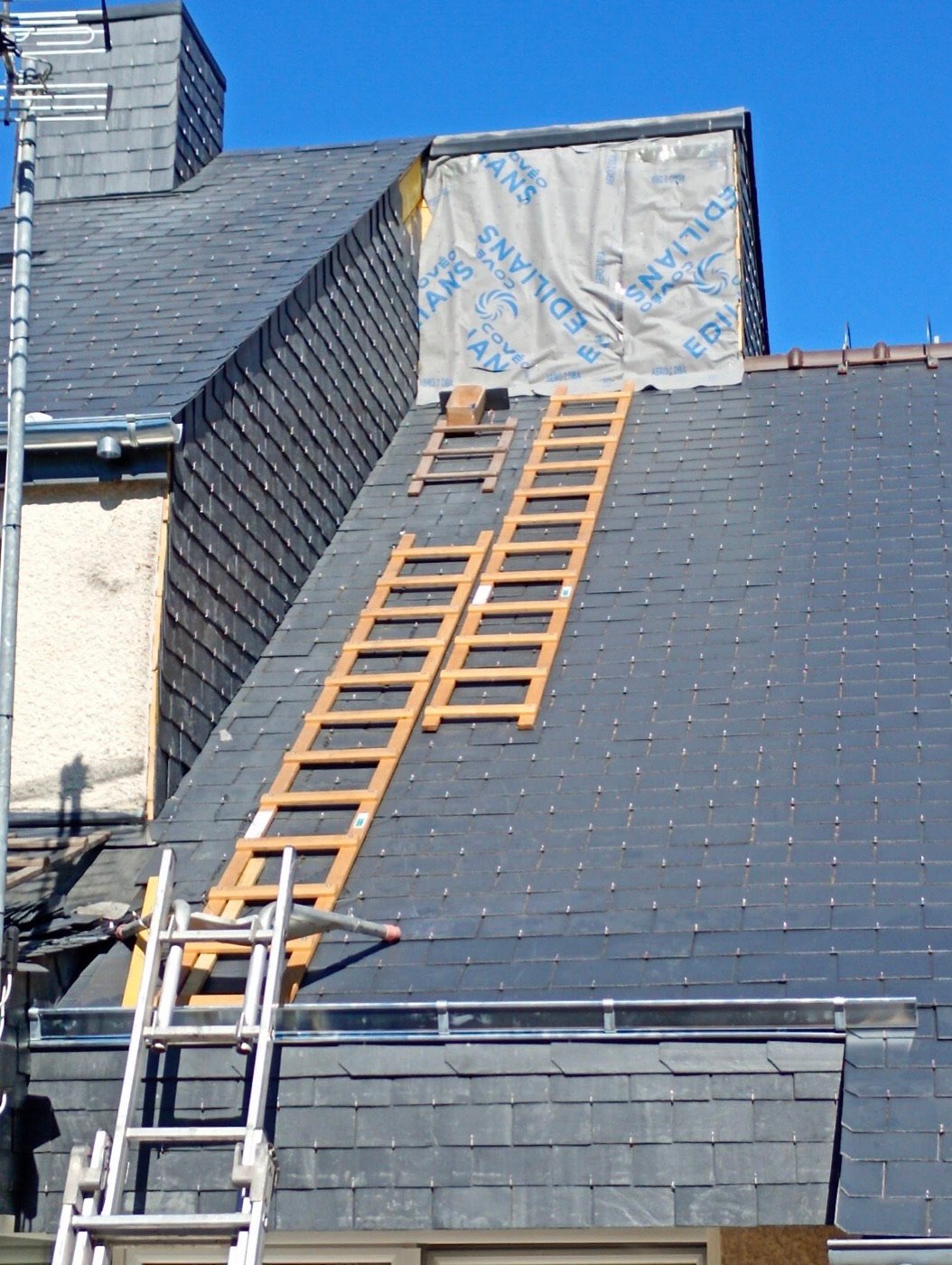 Toiture en ardoise pendant les travaux de remplacement de couverture à Quimper