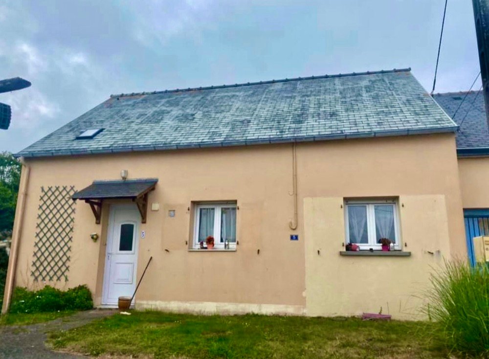 Maison avant peinture de la façade et traitement de la toiture