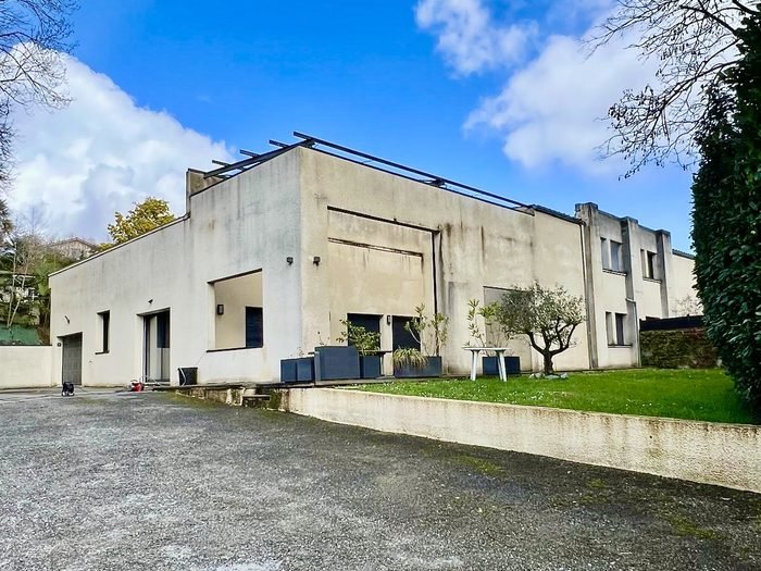 Façade d'une maison à toit plat avant nettoyage